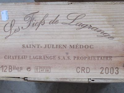 une boîte de vin posée sur une table en bois