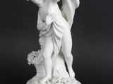 figurine en porcelaine blanche représentant un ange tenant un panier de fleurs