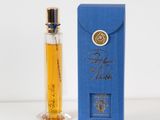 un flacon de parfum posé sur une table, à côté d'une boîte bleue
