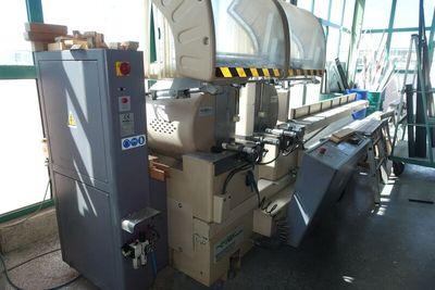 une image d'une machine qui travaille sur un morceau de bois