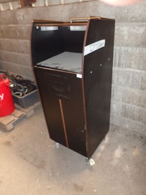 une armoire noire devant laquelle se trouve une borne d'incendie rouge