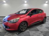 une voiture rouge garée sur le sol en damier d'un garage