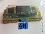 une petite voiture qui se trouve dans une boîte sur laquelle est collé un autocollant
