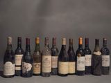 plusieurs bouteilles de vin sont alignées sur une table