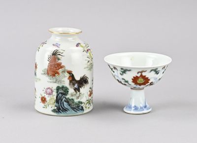 un petit vase et un petit bol posés l'un à côté de l'autre