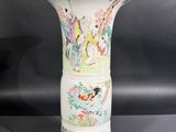 un vase sur lequel figure une photo de personnes