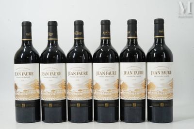 six bouteilles de vin sont alignées sur une table