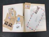 un livre ouvert sur lequel sont collés plusieurs timbres