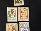 quatre cartes aux motifs différents posées sur une surface noire