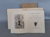 un livre ouvert posé sur une table, à côté d'une boîte en bois