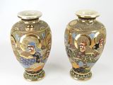 deux vases posés côte à côte sur une surface blanche