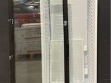 une photo d'un réfrigérateur à porte vitrée dans un magasin