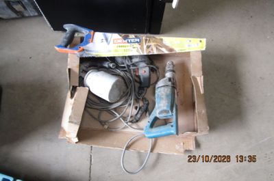 une boîte contenant un tas d'outils