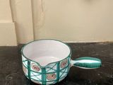 une tasse posée sur une table, avec un miroir en arrière-plan