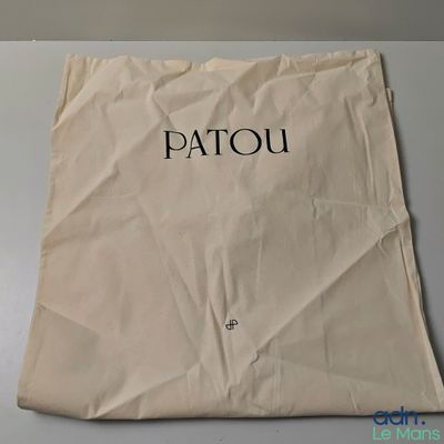 une image représentant un sac en papier sur lequel est inscrit le mot « Patou »