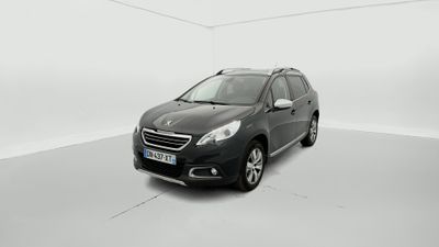 La petite voiture noire est garée dans une pièce blanche.