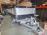 un camion-benne avec un chargement de bois à l'arrière