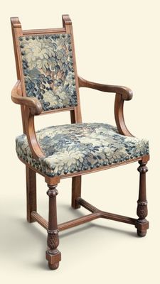 une chaise en bois dont l'assise est recouverte d'un tissu à motifs floraux
