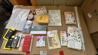 une table sur laquelle se trouvent de nombreux objets différents