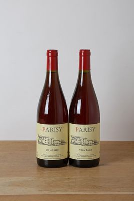 deux bouteilles de vin posées l'une à côté de l'autre sur une table en bois