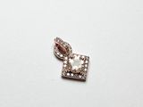 un gros plan d'un pendentif en forme de cœur en diamant posé sur une surface blanche