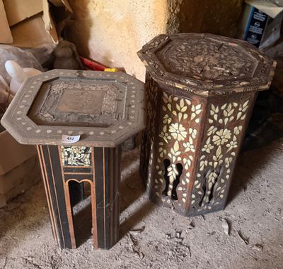 deux petites tables posées l'une à côté de l'autre sur le sol