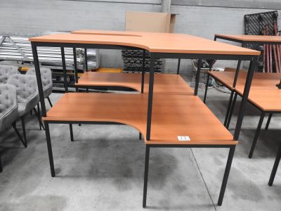 beaucoup de bureaux et de chaises dans une pièce