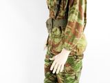 uniforme de camouflage porté par un soldat sur fond blanc