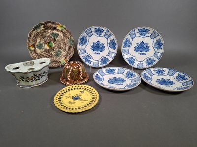 plusieurs pièces de porcelaine bleue et blanche posées sur un fond gris