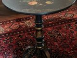 une table noire ornée d'un motif floral
