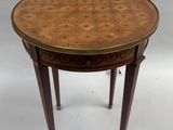 une image d'une petite table avec un plateau et des pieds en bois