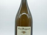 une bouteille de vin posée sur une table