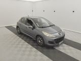 la photo d'une petite voiture garée dans un garage