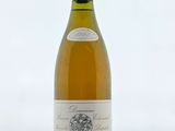 une bouteille de vin posée sur une table