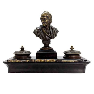 une image représentant la statue d'un homme assis sur un bureau