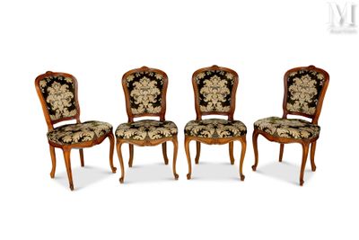 trois chaises avec un revêtement à motifs floraux, revêtement à motifs floraux, revêtement à motifs floraux, revêtement à motifs floraux, revêtement à motifs floraux, revêtement à motifs floraux, revêtement à motifs floraux, revêtement à motifs floraux, revêtement à motifs floraux