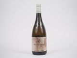 la bouteille de vin est posée sur une surface blanche