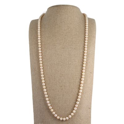 un gros plan d'un mannequin portant un collier de perles