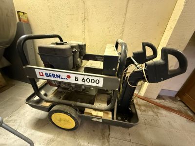 une petite machine posée sur un chariot