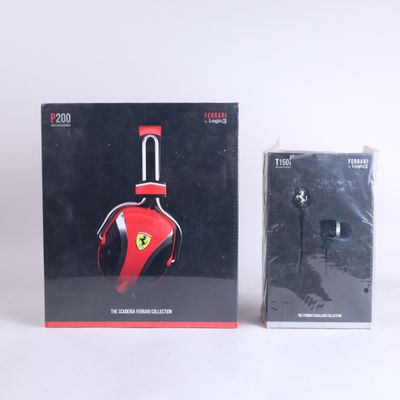 une boîte contenant un casque rouge et noir