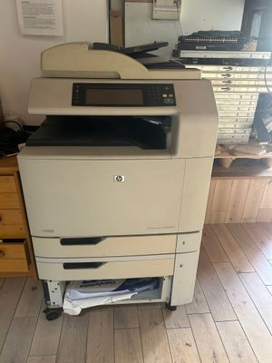 une imprimante posée sur un bureau