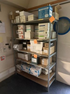 beaucoup de boîtes et de cartons sur les étagères de la pièce