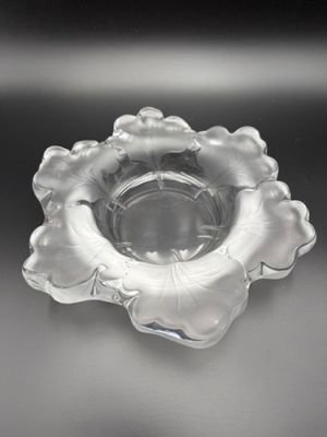 un bougeoir en verre transparent posé sur une table noire