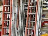 une salle contenant de nombreux types d'équipements différents