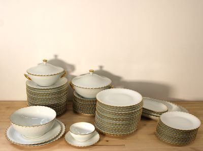 beaucoup d'assiettes et de tasses posées sur une table en bois