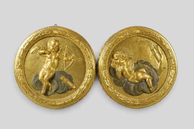 deux médaillons en or et en argent représentant un homme et une femme