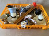 un panier jaune rempli de tasses à café et de soucoupes