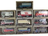 de nombreux types de camions jouets dans une vitrine