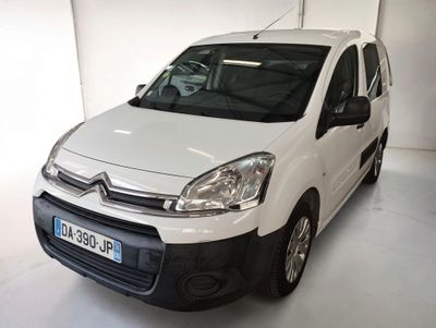 une camionnette blanche garée dans un garage