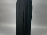 un mannequin vêtu d'un haut blanc et d'un pantalon noir